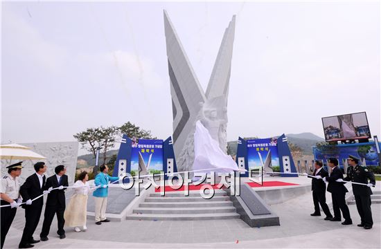 10일 오전 여수 웅천하나로공원에서 ‘항일독립운동 기념탑’ 제막행사가 거행되고 있다.