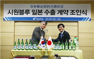 박진배 대선주조 대표이사(오른쪽)와 코지마 아쯔오 파스포트 본부장이 일본 수출 계약 체결 후 기념촬영을 하고 있다. 