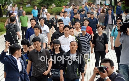 [포토]법정에 들어오는  세월호 유가족들