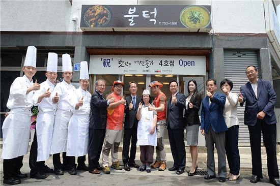 11일 제주시 중앙로 24번길에 위치한 불턱식당에서 제주도청 오금자 보건위생담당, JIBS 송정일 방송본부장, 호텔신라 송성호 인사지원실장 등 40여명이 참석한 가운데 호텔신라 임직원들이 재능기부로 참여한 '맛있는 제주만들기' 4호점 재개장 행사를 가졌다. (사진왼쪽 3번째부터) 제주신라호텔 박영준 셰프, 제주신라호텔 이창열 총주방장, 호텔신라 송성호 인사지원실장, JIBS 잘잘특공대 현성우 MC, 제주신라면세점 최광순 점장, 불턱식당 박미희 사장, JIBS 잘잘특공대 장성규 MC, 제주신라호텔 조정욱 총지배인, 제주맘카페 김향미 운영자, JIBS 송정일 방송본부장, 제주도청 오금자 보건위생담당, JIBS 정재엽 편성제작국장