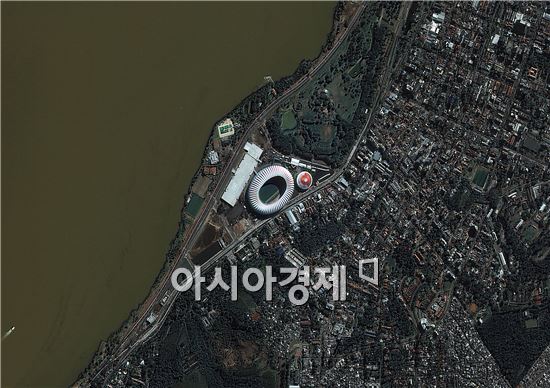 다목적실용위성 2호가 촬영한 대한민국 두 번째 예선경기가 펼쳐질 포르투 알레그리(Porto Alegre)시의 ’Beira rio‘ 월드컵 경기장 위성사진 . 사진제공=한국항공우주연구원