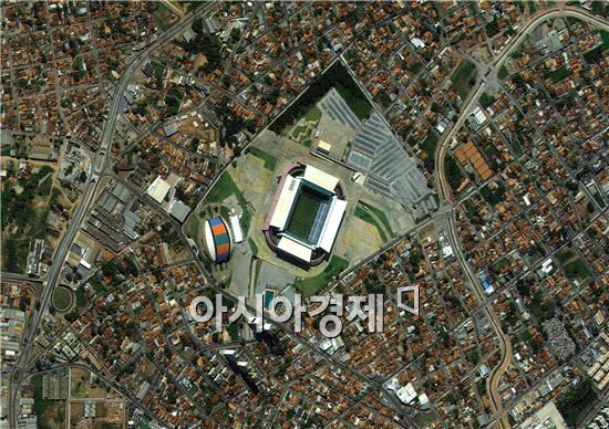 다목적실용위성 3호가 촬영한 대한민국 첫 번째 예선경기가 펼쳐질 쿠이아바(Cuiaba)시의 ‘Arena Pantanal' 월드컵 경기장 위성사진. 사진제공=한국항공우주연구원