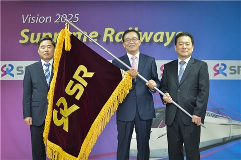 김복환 SR 사장(가운데)과 박영광 영업본부장, 봉만길 기술안전본부장이 11일 회사를 상징하는 깃발인 사기를 함께 들고 있다.
