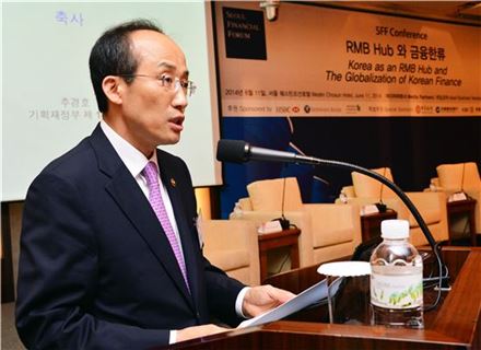 추경호 기획재정부 차관이 6월 11일 서울 중구 웨스틴조선호텔에서 열린 서울파이낸스포럼에 참석하여, 축사를 하고 있다.