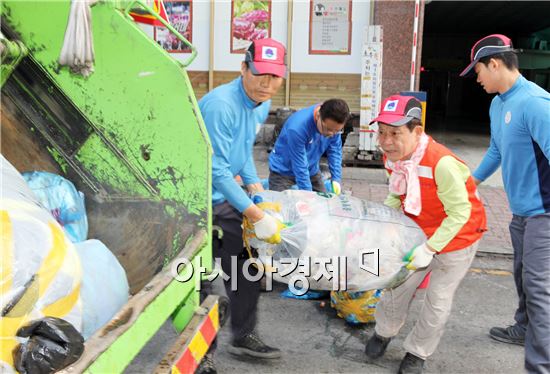 [포토]쓰레기 치우는 윤장현 광주시장 당선인