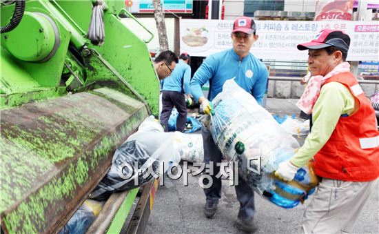 [포토]쓰레기와 함께 새벽광주를 여는 윤장현 광주시장 당선인