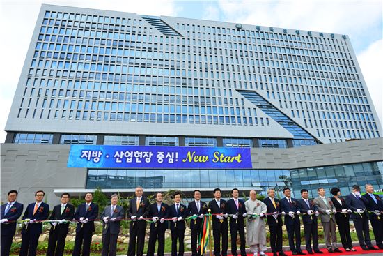 ▲11일 한국산업인력공단 울산청사 개청식에서 방하남 고용노동부 장관(사진 가운데)과 송영중 한국산업인력공단 이사장, 박성환 울산광역시 시장 권한대행 등 참석자들이 테이프 커팅식을 갖고 있다.