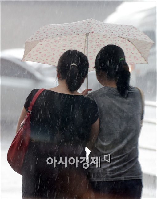 [포토]우산속 우정