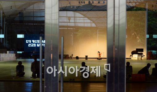 [포토]대형 예배당에 있는 금수원 신도들