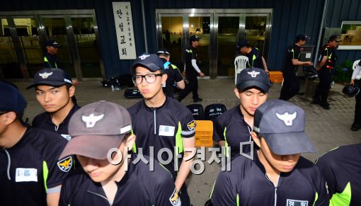 [포토]여전히 긴장감 도는 금수원 예배당