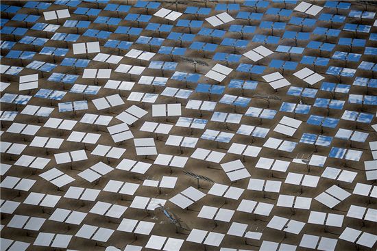 구글이 20%를 투자한 미국 모하비 사막의 태양열 발전소. 사진=블룸버그