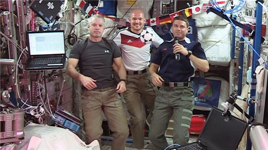 ▲스완손, 게르스트, 와이즈먼(왼쪽부터) 우주비행사들이 월드컵 출전 선수들에게 응원 메시지를 전달하고 있다.[사진제공=NASA]