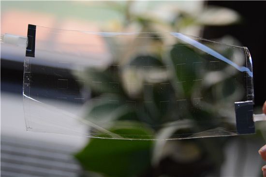 휘어지고 투명한 촉각센서 개발…디스플레이 판도 바뀌나  