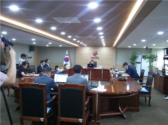▲방송통신위원회가 12일 5명 전원 상임위원이 참석한 가운데 전체회의를 개최했다.