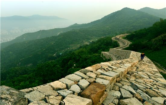 김해의 진산인 분산엔 가야의 역사를 간직한 절집과 산성이 있다. 