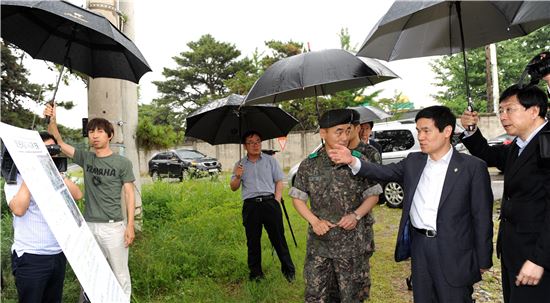 이성보 국민권익위원회 위원장이 12일 천안시 서북구 일대 군사시설보호구역 둘아보고 있다.