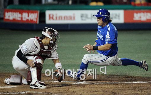 [포토]박석민,'홈을 향해 몸을 날려 보지만~'