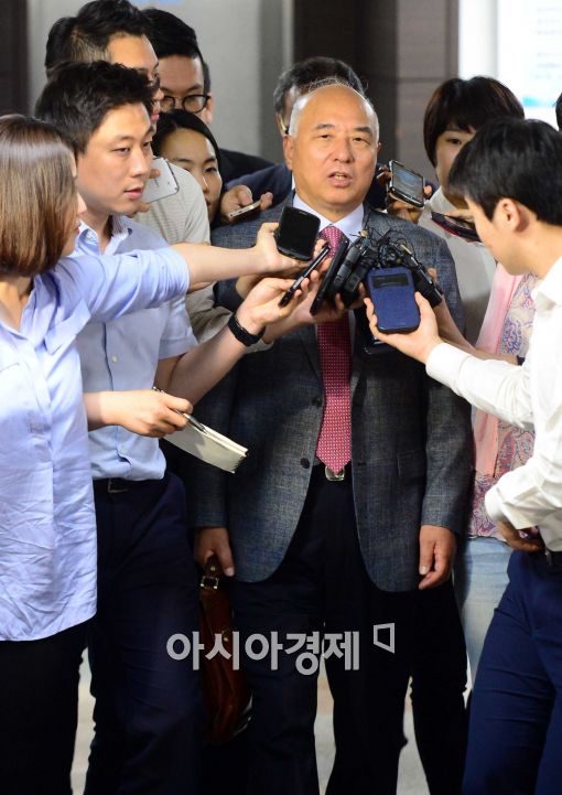 [포토]문창극 내정자, 험난한 퇴근길