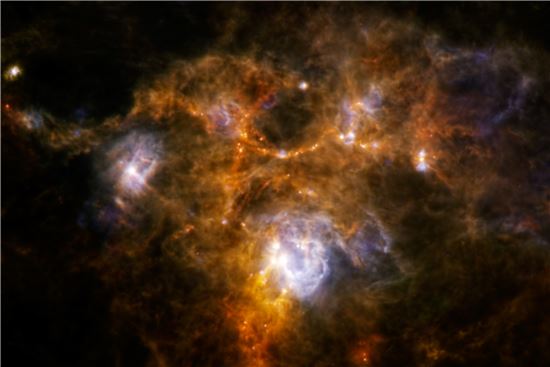 ▲'별들의 탁아소'일까. NGC7538의 거대한 먼지 덩어리가 앞으로 별의 탄생을 예고하고 있다.[사진제공=ESA/NASA]