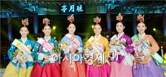 남원 광한루원 특설무대에서 열린 춘향선발대회에서 춘향제 최고의 미인으로 선정됐다.
 미 강아랑, 현 정윤주, 숙 양소연, 진 임하늘, 선 박우정, 정에 김재은 양이 기념촬영을 하고 있다.<왼쪽부터>