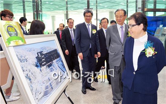 호남대학교(총장 서강석)는 13일 개교 36주년을 맞아 광산캠퍼스 복지관 1층에서 ‘Beautiful캠퍼스 2014호남대 사진전’을 개최했다. 이번 전시에는 지난 5월 학생 공모전을 통해 선정된 수상작과 통합뉴스센터 학생기자 등의 작품 40여점이 전시됐다. 이날 호남대학교 박기인 이사장과 이화성 설립자, 서강석 총장이 산진을 관람하고 있다.
