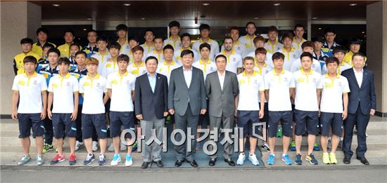 포스코 김진일 사장이 전남 드래곤즈 축구단 선수들을 격려하고 기념촬영을 하고있다.