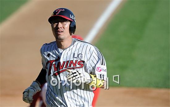 [포토]정성훈,'상대 실책을 선취 득점으로'