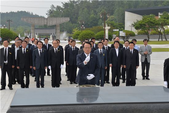 정의화 국회의장, 지역 첫 방문지로 광주 5·18묘지 찾아