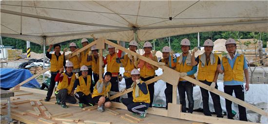 ▲한국해비타트 자원봉사에 참여한 저축은행중앙회 임직원들이 기념 촬영을 하고 있다.