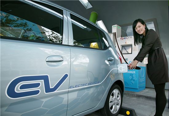 한국전력공사가 올해부터 교체 연한이 도래한 업무용 차량 일부를 전기차로 대체 구매하기로 했다.