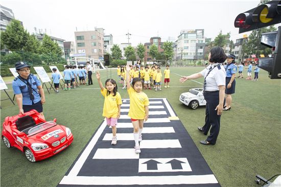 현대해상과 (사)어린이안전학교가 공동으로 개최한 '어린이 안전체험 교실'에 참여한 서울 신구초등학교 학생들이 테마별로 다양한 교육을 받고 있다.  