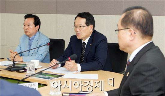 정의화 국회의장(광주U대회 공동조직위원장)이 14일 오전 광주U대회 조직위를 방문, 조직위 관계자로부터 업무보고를 받은 후 대회 성공개최를 위한 당부와 국회차원의 지원의사를 밝히고 있다.      