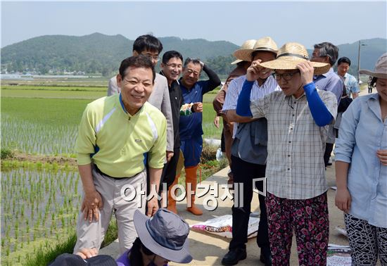 [포토]농민들과 인사하는 윤장현 광주시장 당선인