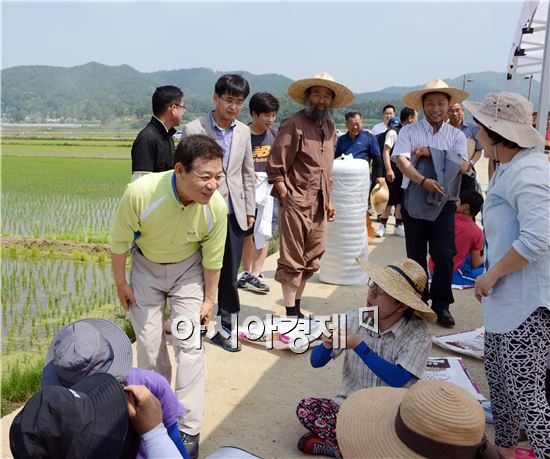 광주시 광산구 송산동 들녘에서 15일 6·15공동선언실천 남측위원회 광주전남본부 회원들이 참석한 가운데 통일 모내기를 실시했다.  

6·15공동선언 14주년을 맞아 열린 이날 행사에는 윤장현 광주시장 당선인과 6·15공동선언실천 남측위원회 회원 30여명이 참여했다. 윤장현 광주시장 당선인등 참가자들은 북녘 동포에게 보낼 쌀의 추수를 기원하며 구슬땀을 흘렸다. 
