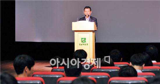 윤장현 광주시장 당선인은 지난 13일 전남대 용봉홀에서 광주지역 대학생 300여 명과 간담회를 가졌다. 