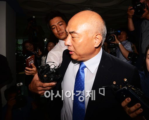 [포토]문창극, 야당 사퇴여론 질문에 "야당에 가서 물어봐라"