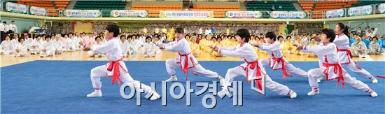 제9회 국민생활체육회장배 전국 우슈대회가 지난 13일부터 14일까지 2일간 고창군립체육관에서 개최됐다.
