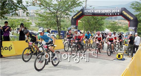 고창MTB파크 일원에서 지난 14일과 15일 이틀간 KMS(Korea mountain bike series) 2014 2라운드 대회가 선수와 동호인 가족 등 500여명이 참석한 가운데 개최됐다. 
