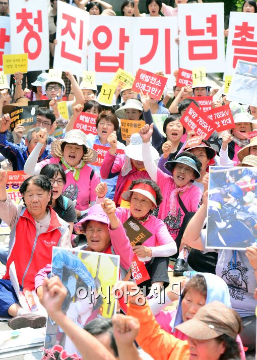 [포토]경찰 폭력적 행정대집행에 뿔난 밀양 시민들