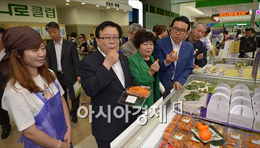 [포토]우리 농산물 시식하는 이동필 장관