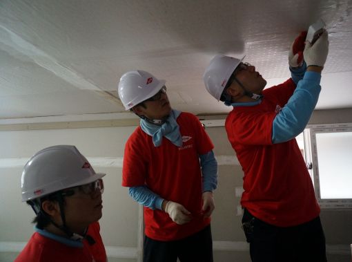 한국다우케미칼 임직원들이 13일 한국해비타트 희망의 집 고치기 현장에서 봉사활동을 하고 있다.
