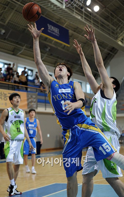 [포토]김준일,'골밑은 내가 지배한다'