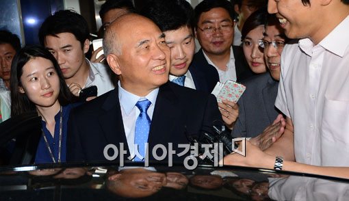[포토]야당 발언에 문창극 후보 '미소만' 