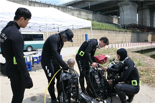경기도북부소방재난본부 대원들이 수난구조훈련에 앞서 장비를 점검하고 있다. 