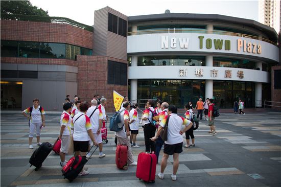홍콩 신제 지구는 쇼핑에 나선 중국인 방문객으로 붐빈다. 사진=블룸버그