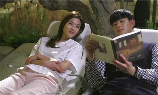 드라마 '별에서 온 그대' 중에서 김수현이 '에드워드 툴레인의 신기한 여행'을 읽고 있다.