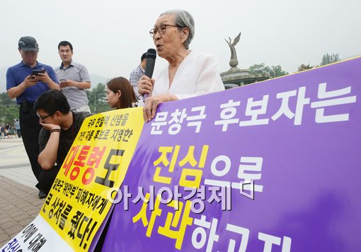 [포토]김복동 할머님 "딸 셋 둔 아버지요? 말도 안 됩니다"