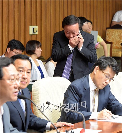 [포토]통화하는 김재원 수석부대표