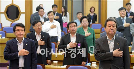 [포토]국민의례하는 김무성 의원