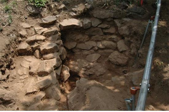 김포 문수산성에서 발견된 신라식 추정 성곽 외벽(자료=김포시)